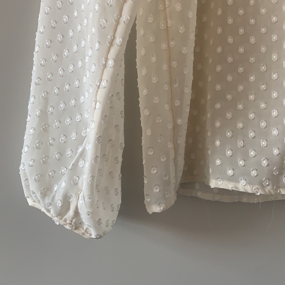 Gorgeous cream blouse. Perfect for work - Picture 3 of 4
